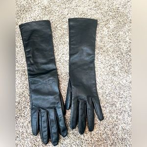 Long black faux leather gloves size S.